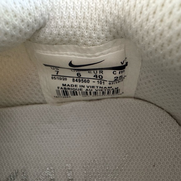 Nike White and Gray Sneakers with Modern Design - Picture 5 of 9